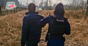 Policjantki uratowały mężczyznę siedzącego na torach – z naprzeciwka nadjeżdżał pociąg